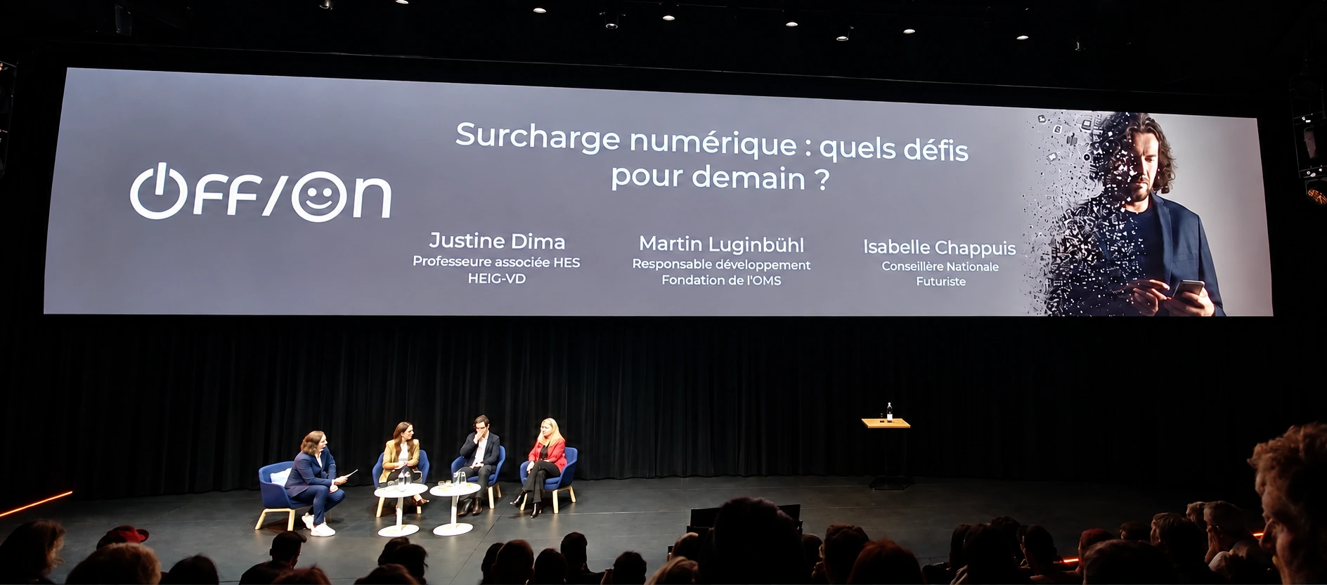 Gabriel Pitt sur scène avec un panel et le public