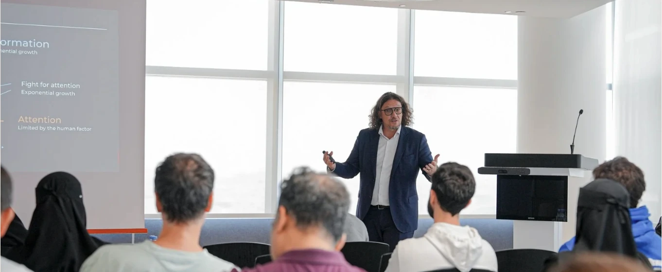 Gabriel Pitt en conférence devant un public